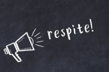 Tebeşir hoparlörü ve yazı tahtası üzerinde dinlenme