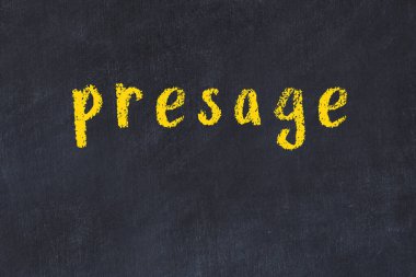 Üzerinde yazı tahtasının olduğu siyah karatahta