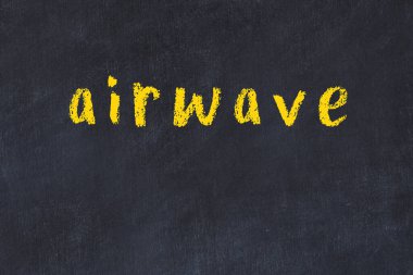 Üzerinde yazı olan siyah karatahta.