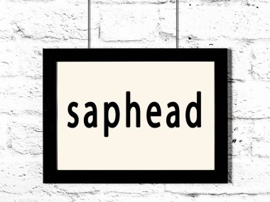 Beyaz tuğla duvarda asılı siyah çerçeve.