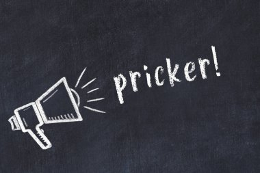 Tebeşir hoparlörü ve siyah karatahtanın üzerindeki yazı dikenleri.