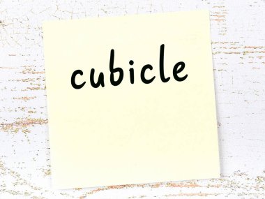 Kelime bölmesi olan sarı kağıt. Hatırlatma konsepti