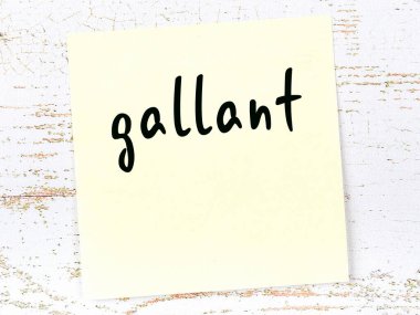 Sarı yapışkan not ahşap duvarda, el yazısı yiğitçe yazılmış.