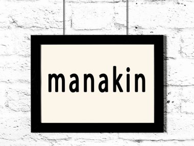 Beyaz tuğla duvarda asılı siyah çerçeve.