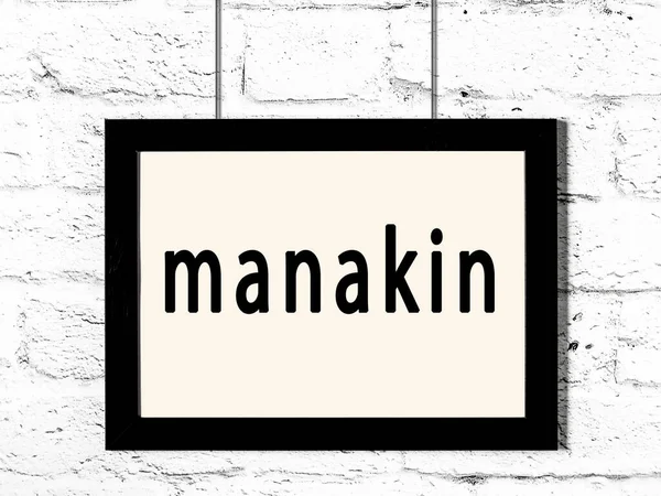 Beyaz tuğla duvarda asılı siyah çerçeve.