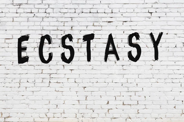 Üzerinde siyah boya ekstasi olan beyaz bir duvar.