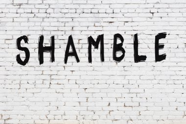 Üzerinde siyah boya yazılı beyaz duvar darmadağın.