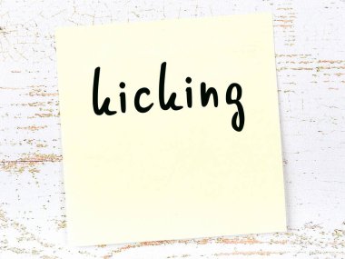 Sözcük tekmeleyen sarı kağıt. Hatırlatma konsepti