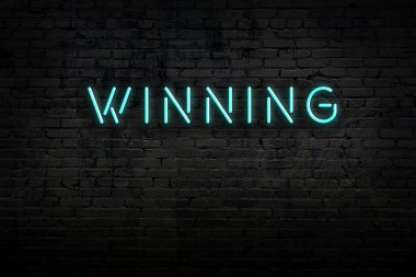 Tuğla duvardaki neon levhanın gece görüşü ve yazı kazanma