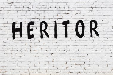 Beyaz tuğla duvara yazı yazan mirasçı.