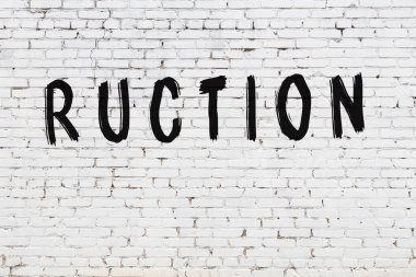 Beyaz tuğla duvara yazı tahribatı