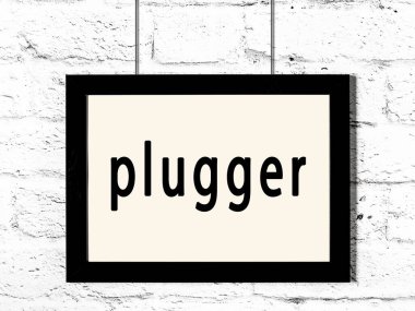 Beyaz tuğla duvarda asılı siyah çerçeve ve yazıt eklentisi