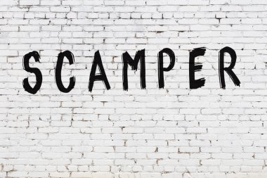 Üzerinde siyah boya izi olan beyaz duvar.