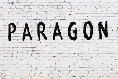 Üzerinde siyah boya olan beyaz duvar.