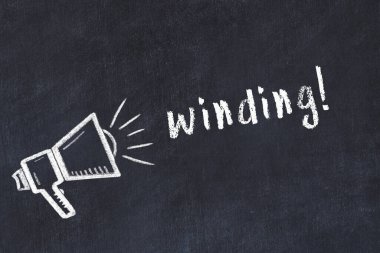 Tebeşir hoparlörü ve kara karatahtaya sarılı yazı.