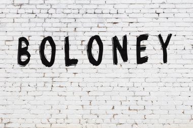 Üzerinde siyah boya olan beyaz bir duvar.