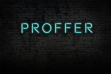 Neon işareti. Tuğla duvara karşı teklif. Gece görünümü