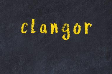 Üzerinde yazı olan siyah karatahta.