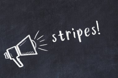 Tebeşir hoparlörü ve siyah karatahta yazılı çizgiler.