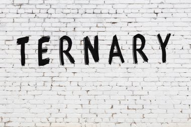 Beyaz tuğla duvara yazıtlar çizilmiş.