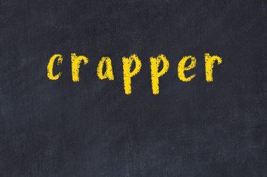 Üzerinde yazıt kakası olan siyah karatahta.