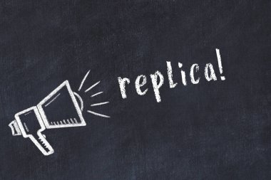 Tebeşir hoparlörü ve siyah karatahtaya yazılmış yazı kopyası