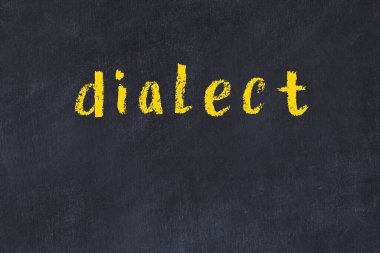 Kolej tebeşir masasında lehçe yazılı.