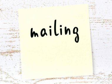Kelime postası olan sarı kağıt. Hatırlatma konsepti