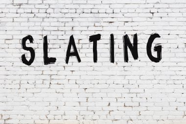 Üzerinde siyah yazı olan beyaz duvar.