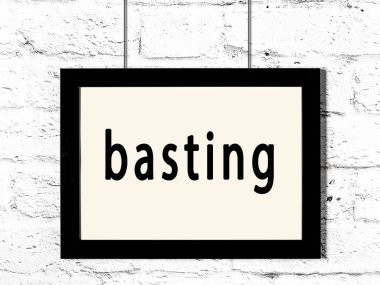 Beyaz tuğla duvarda asılı duran siyah çerçeve.