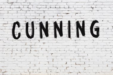 Beyaz tuğla duvara kazınmış bir yazı.