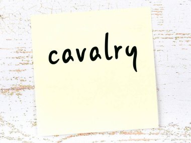 Tahta duvardaki sarı yapışkan notta el yazısıyla yazılmış süvariler var.