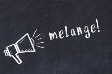 Kara karatahtaya tebeşir hoparlörü ve yazıt melanjı