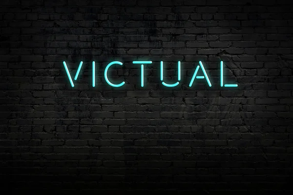 Nattutsikt över neon skylt på tegelvägg med inskription victual — Stockfoto
