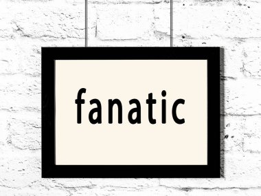 Beyaz tuğla duvarda asılı siyah çerçeve ve yazı fanatiği