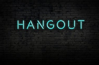 Duvardaki yazıtlı neon levhanın gece görüşü