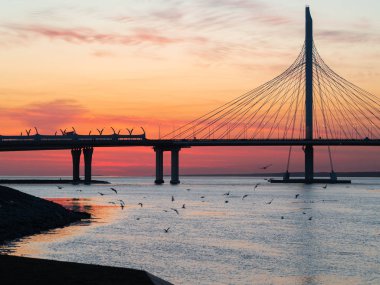 Neva Nehri üzerinde gün batımı, St. Petersburg
