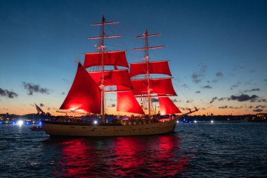 Kızıl yelkenler, eğitim kurumlarının mezunları için bir tatil. Saint Petersburg