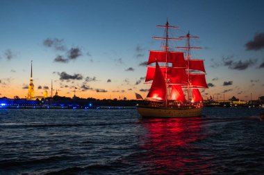 Kızıl yelkenler, eğitim kurumlarının mezunları için bir tatil. Saint Petersburg