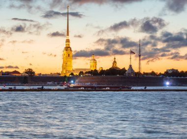 St. Petersburg, Rusya 'daki Neva setinden Peter ve Paul kalesinin manzarası
