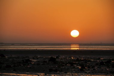 Jamnagar, Gujarat, Hindistan 'ın dışındaki Bengal Körfezi' nde batan güneşin güzel bir manzarası.