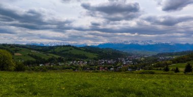 Polonya 'daki Tatra Dağları' nın panoramik manzarası. Önlerindeki dağların ve tarlaların manzarası. Yüksek kalite fotoğraf