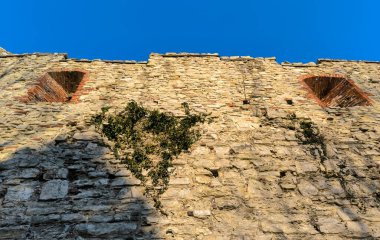 Pencereleri olan eski kalenin devasa duvarları. Yüksek kalite fotoğraf