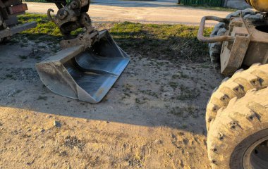 İnşaat alanındaki inşaat makineleri. Açık havada tamir ve onarım için makineler. Yüksek kalite fotoğraf