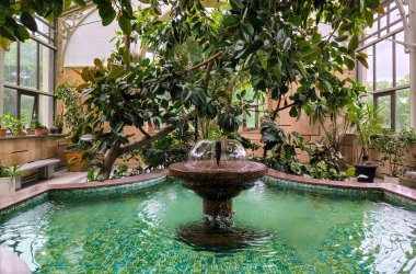 Moszna, Polonya - 18.05.2025: Moszna kalesi. Polonya 'daki ünlü eski kalelerden biri. Yüksek kalite fotoğraf