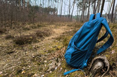 Doğal bir arka plana karşı seyahat için bir sırt çantası. Doğa yürüyüşü. Aktif bir sağlık eğlencesi. Yüksek kalite fotoğraf