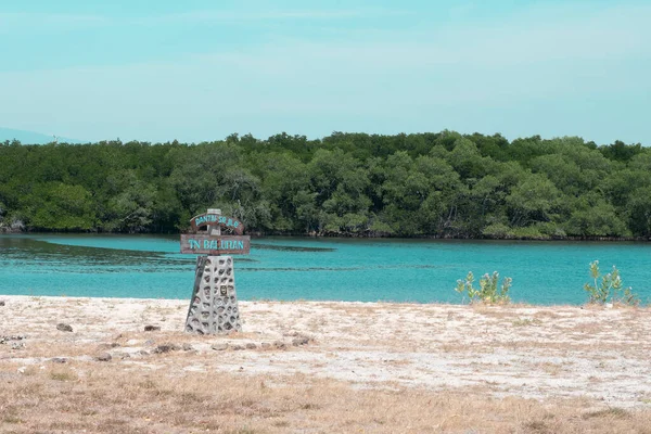 Sejile Sahili, Baluran Ulusal Parkı, Doğu Java 'daki tahta tabela anıtı. Kumlu sahili, berrak denizi ve mangrov ormanı olan tropikal bir yaz merkezi. Seyahat ve doğa temaları için mükemmel..