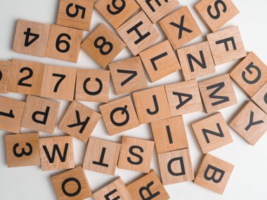 Scrabble tahta sözcükler beyaz arkaplan kopyalama boşluğunda izole.