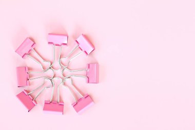 İş, kuruluş, işbirliği, birlik veya ekip çalışması kavramı: kopya alanı ile pembe arka plan üzerinde pembe cilt Clip grubu