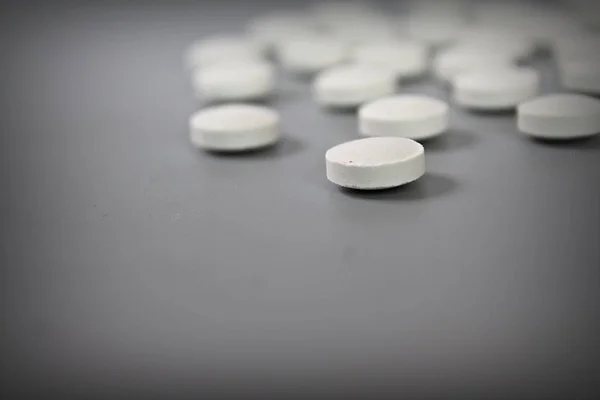 Υγειονομική Περίθαλψη Ιατρική Έννοια Κατάχρηση Ναρκωτικών Λευκό Χάπια Ιατρική Γκρι — Φωτογραφία Αρχείου